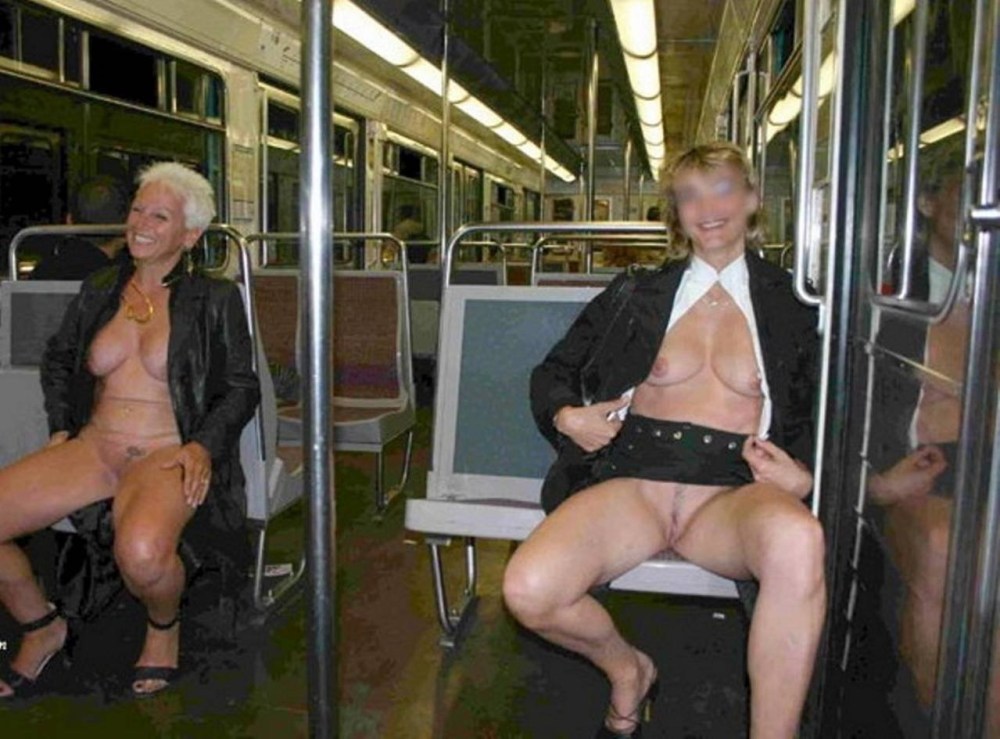 Голая фотосессия в метро