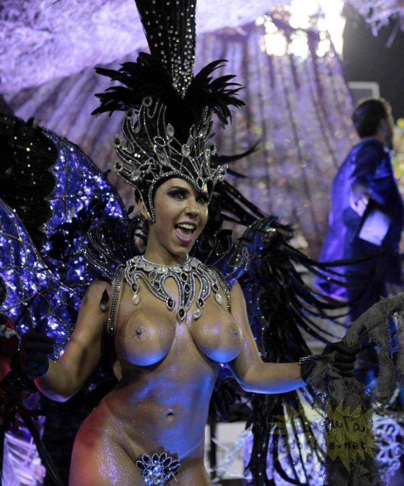 На бразильском карнавале трахают ведущую
