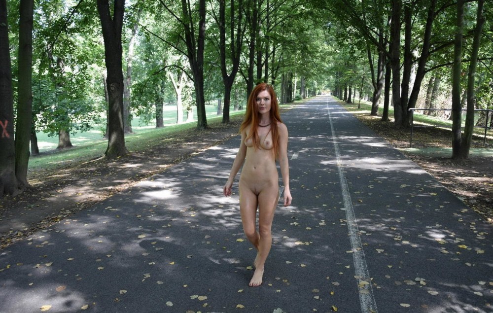 Голые женщины на улицах городов