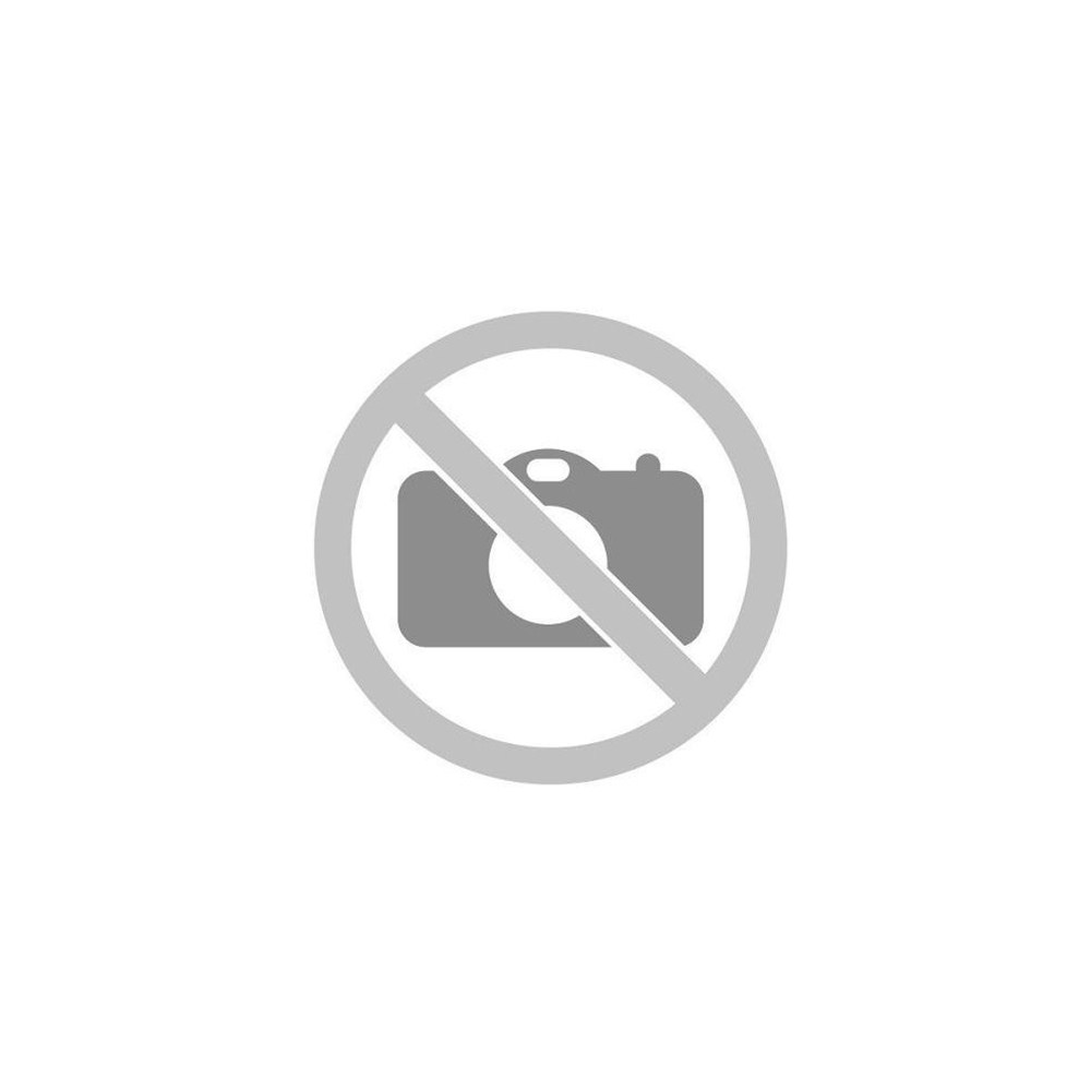 Обнимает в постели