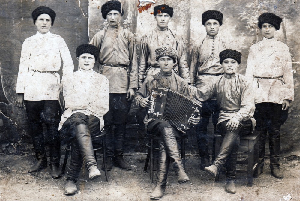 Пожилая женщина на сеновале