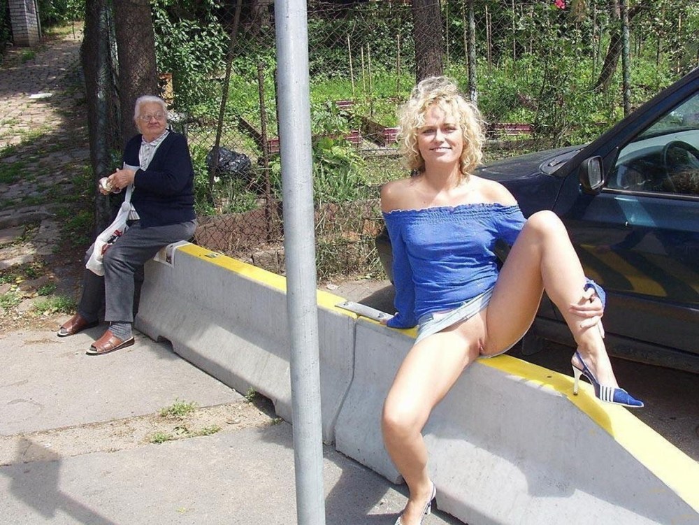 Зрелые прогулка без трусиков