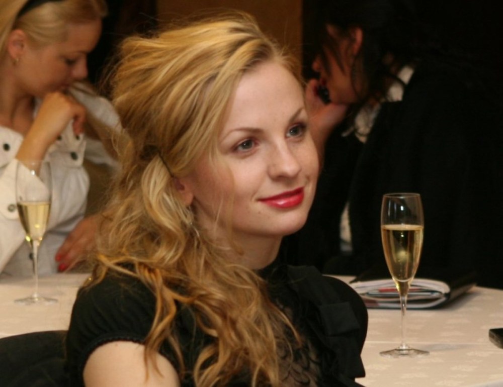 Presenting Elina Elina c