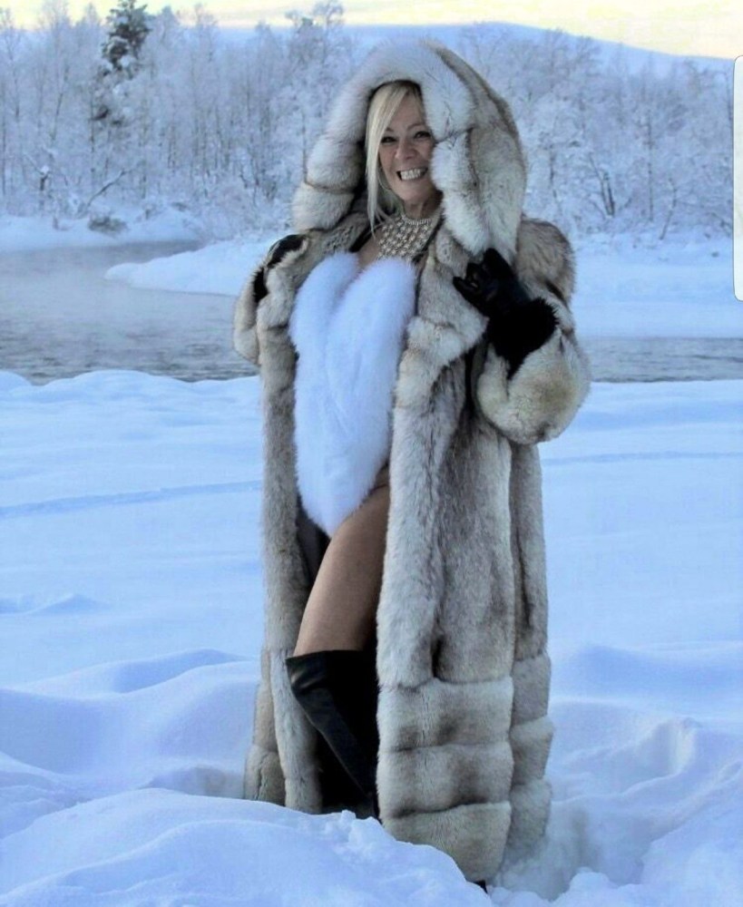 Женщина в шубе на диване