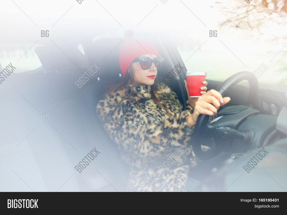 Мужчина в шубе девушка в купальнике