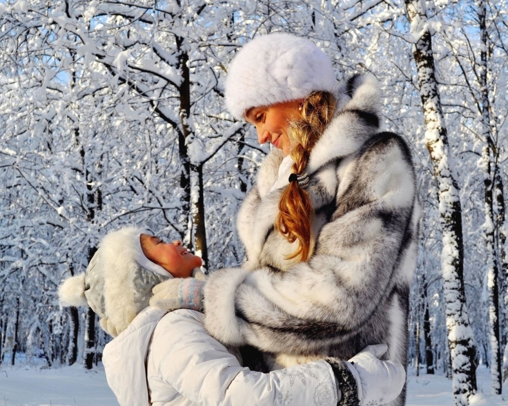 Кавказские девушки в шубах