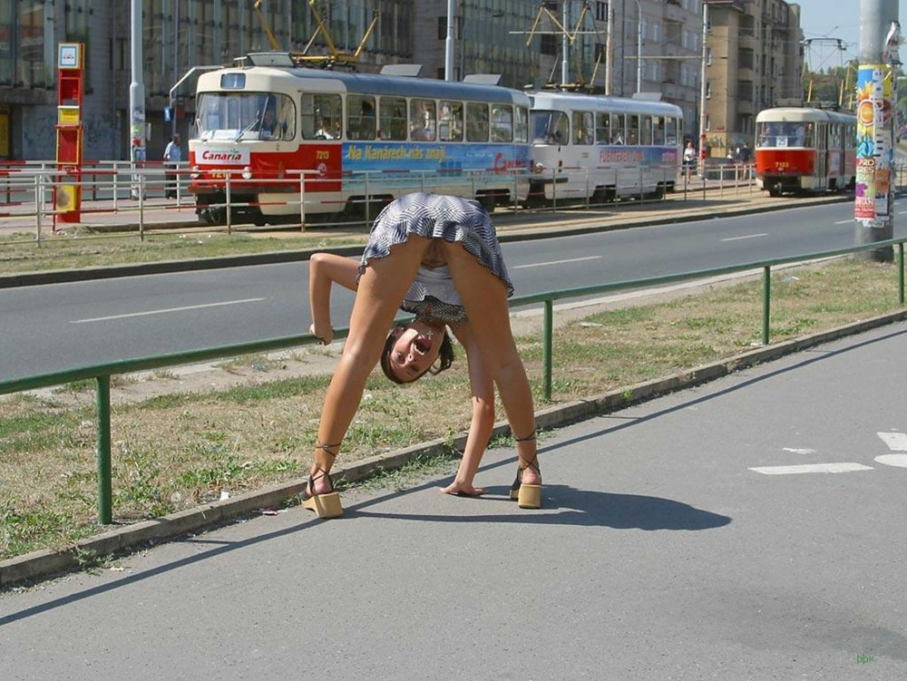 Девушки без трусиков на улице