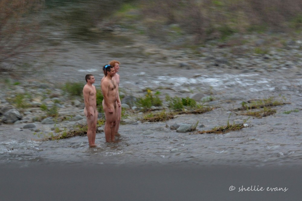 Мужчины голышом в воде