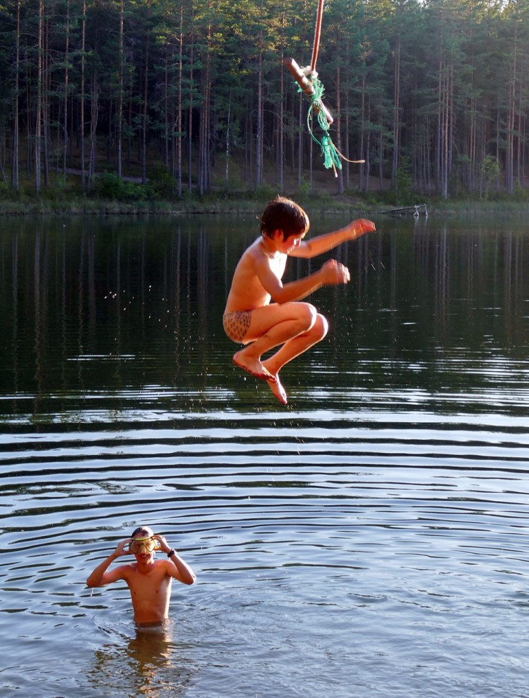 Мальчики на речке