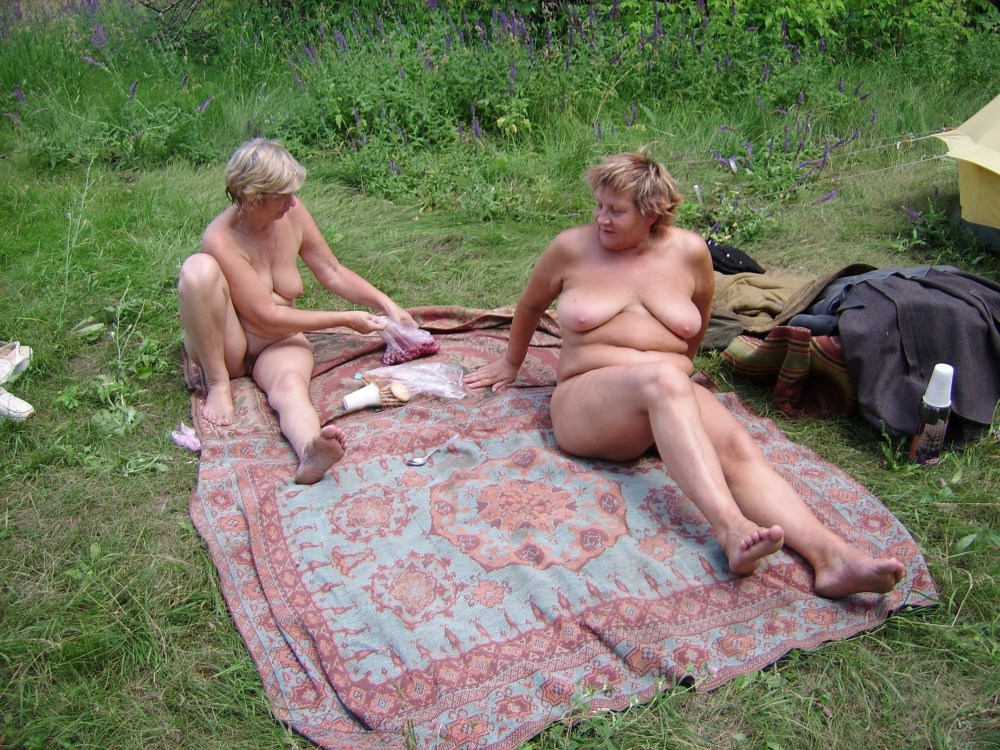 Голые русские бабы купаются