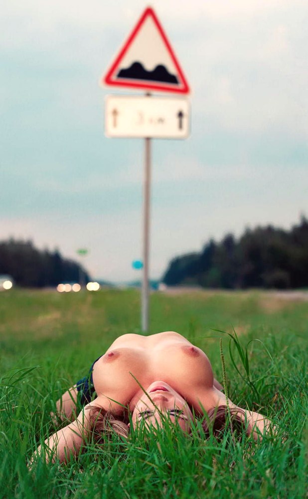 Эротическая фотосессия на дороге