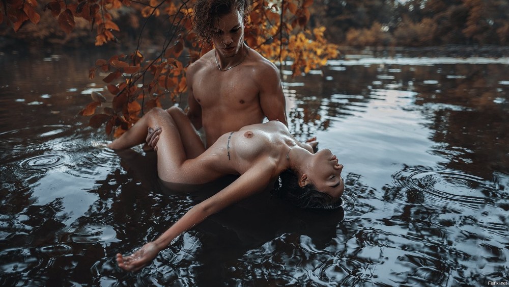 Девушки купаются голышом