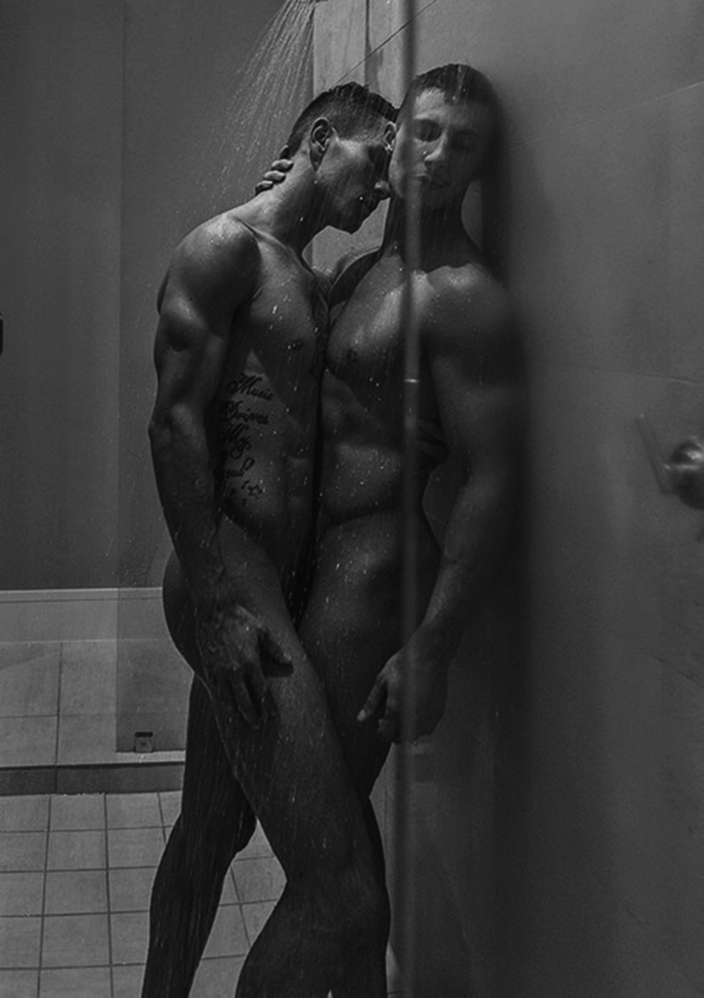 голые парни моются в ванной фото 112