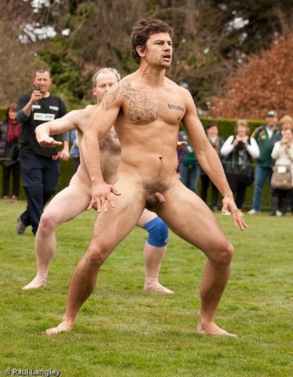 голые мужчины играют в футбол фото 77