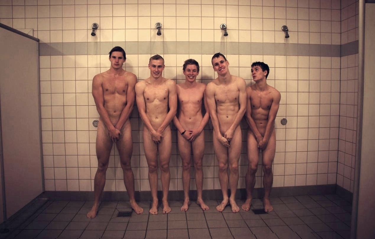 голые парни геи моются в душе фото 51