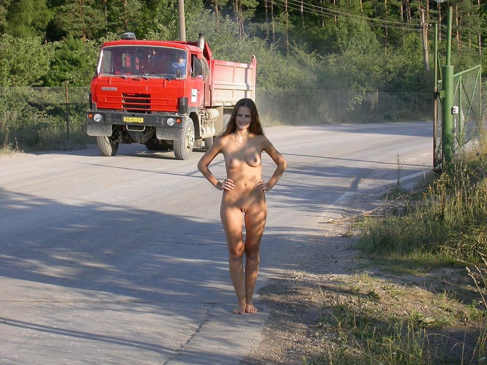 Голые девчонки на трассе