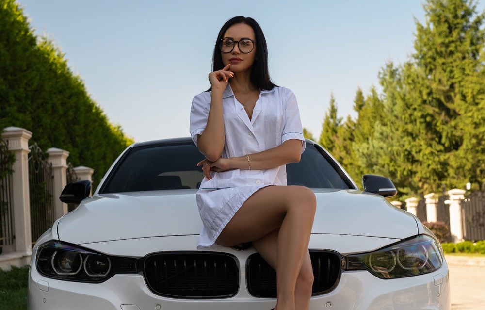 Девушка в халате на кровати