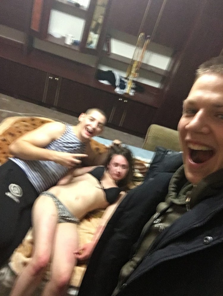 Голая жена перед другом