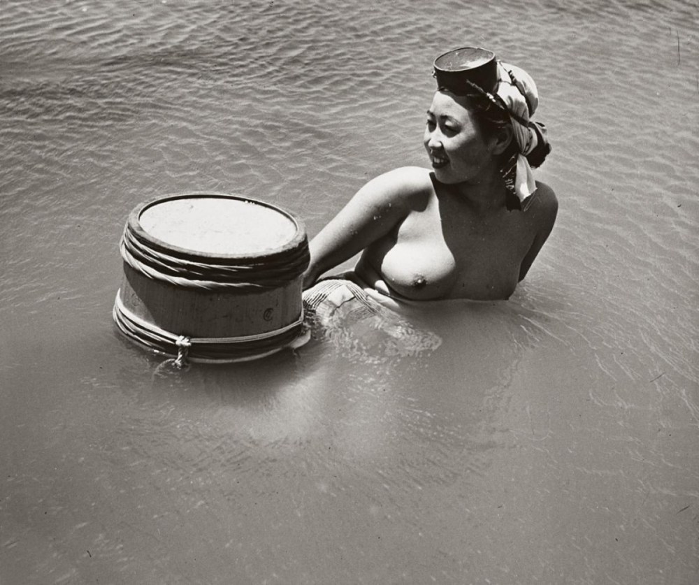 Мужчины голышом в воде