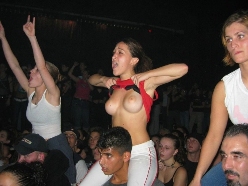 Девушка показала сиськи в клубе
