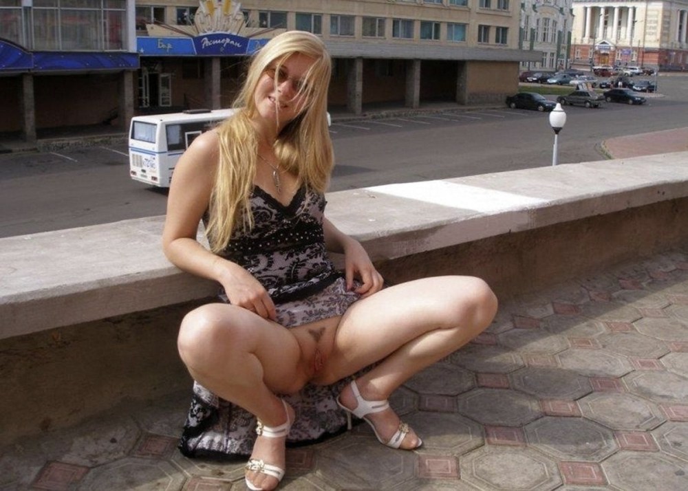 Женщины без трусиков на улице