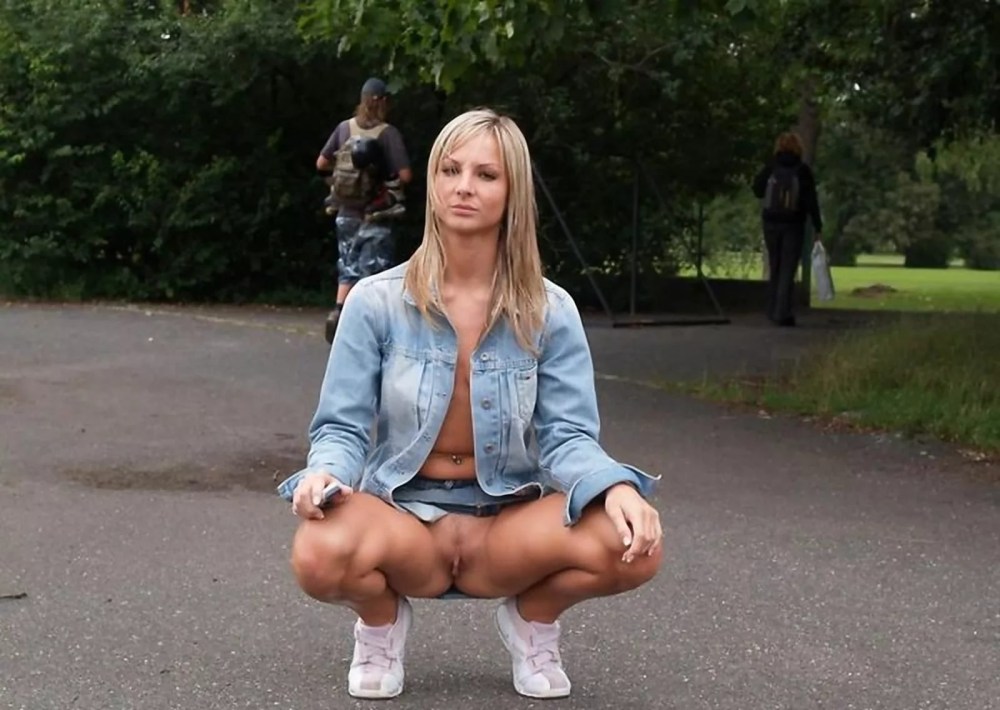 Девушка ходит в юбке без трусов