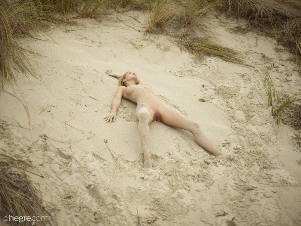 Голая закопана в песок nude