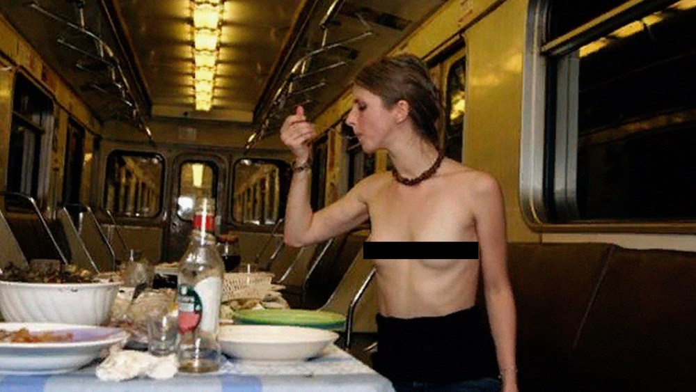 Разделась в вагоне метро