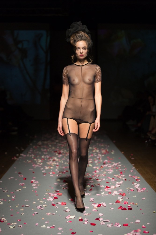 Alejandra Guilmant титьки подиум