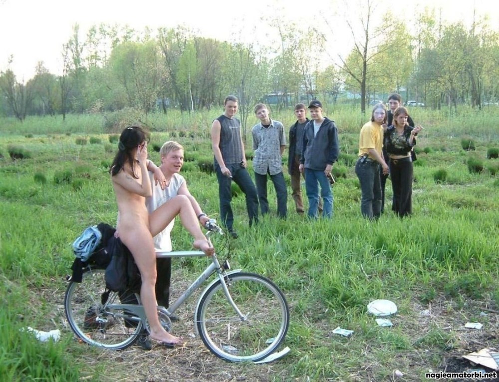 Девушки на огороде голышом