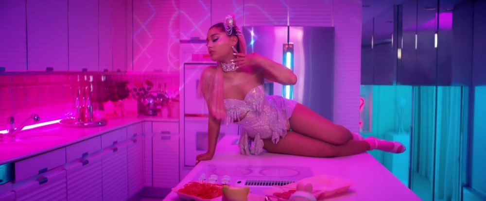Ариана Гранде клип 7 Rings