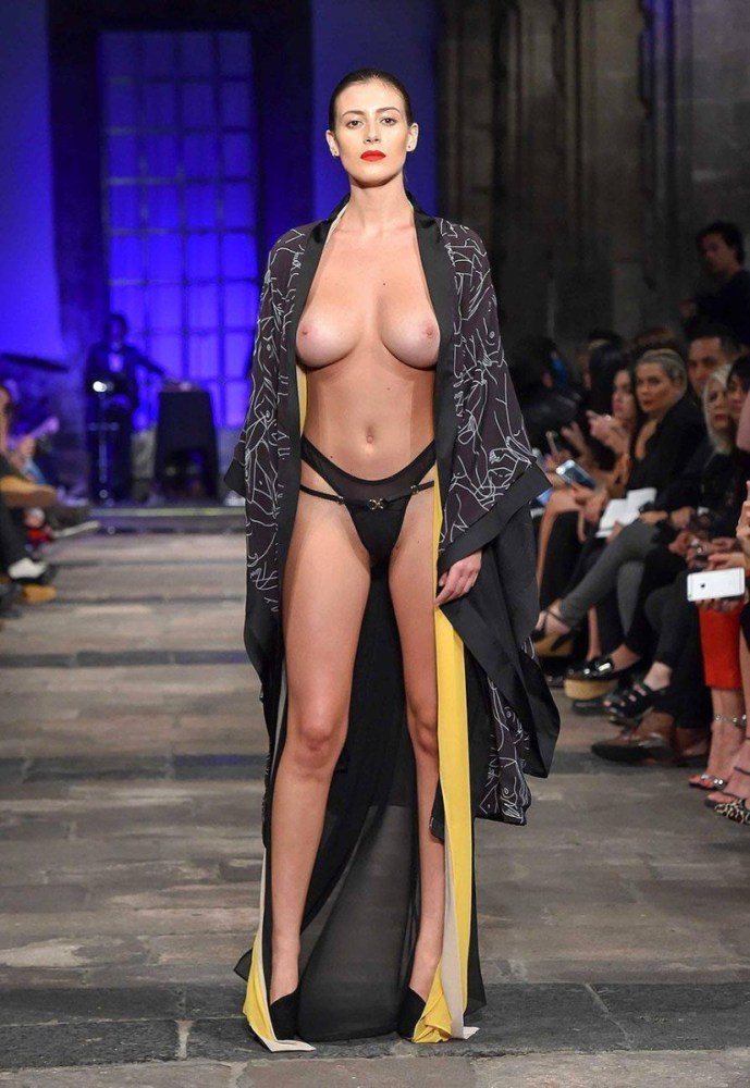 Alejandra Guilmant голая на подиуме