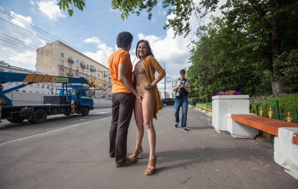 Девушка эксгибиционистка