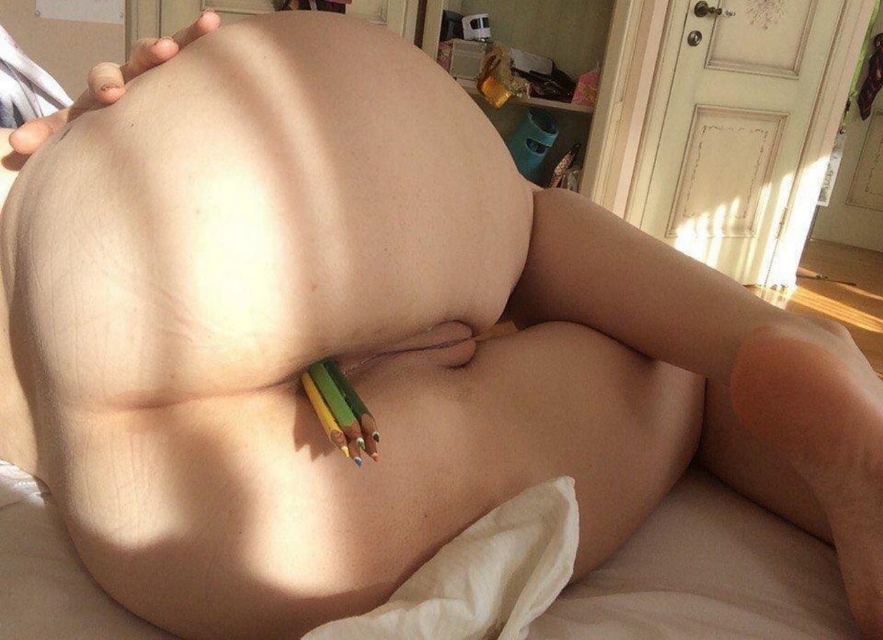 засунула карандаш в жопу порно (120) фото