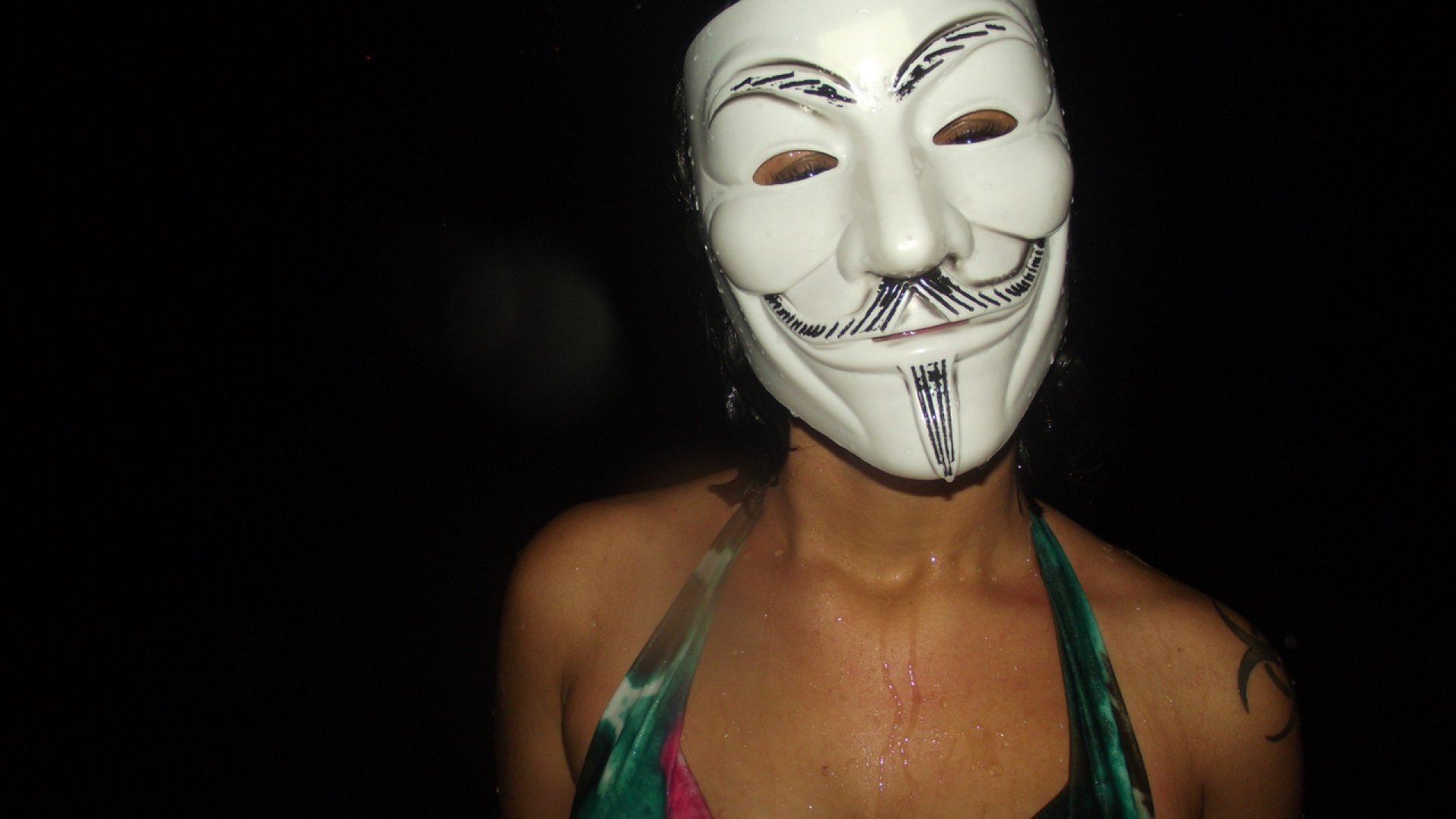 Будет ли маска 17.03. Девушка в маске Анонимуса. Женская маска Анонимуса. Девушка в маске Гая Фокса. Анонимус маска для девочек.