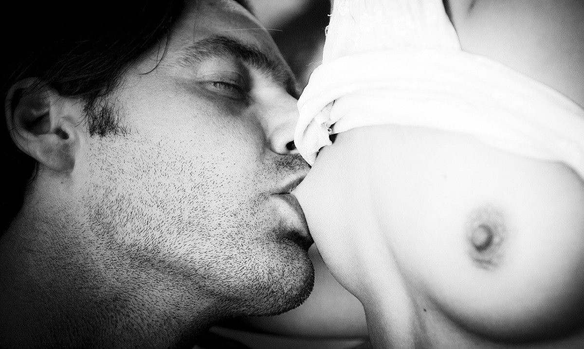 эротика он целует ее грудь (120) фото
