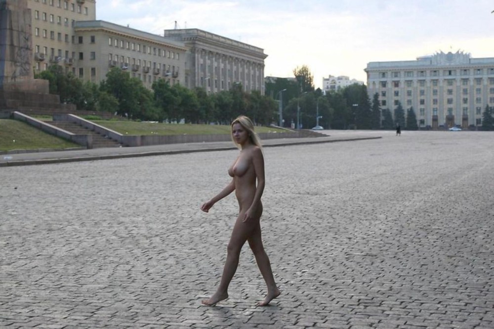 Голые женщины на улице частное
