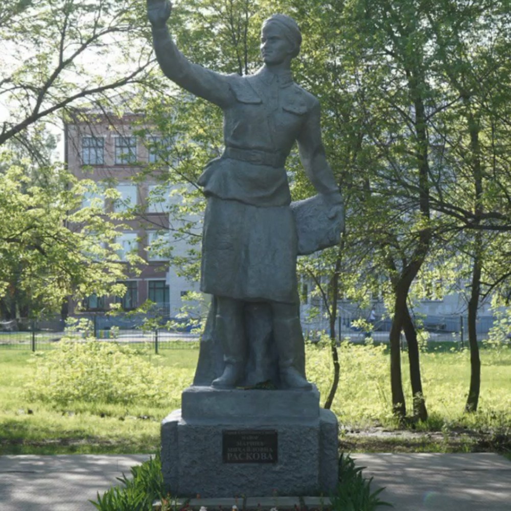 Памятник Расковой в Энгельсе
