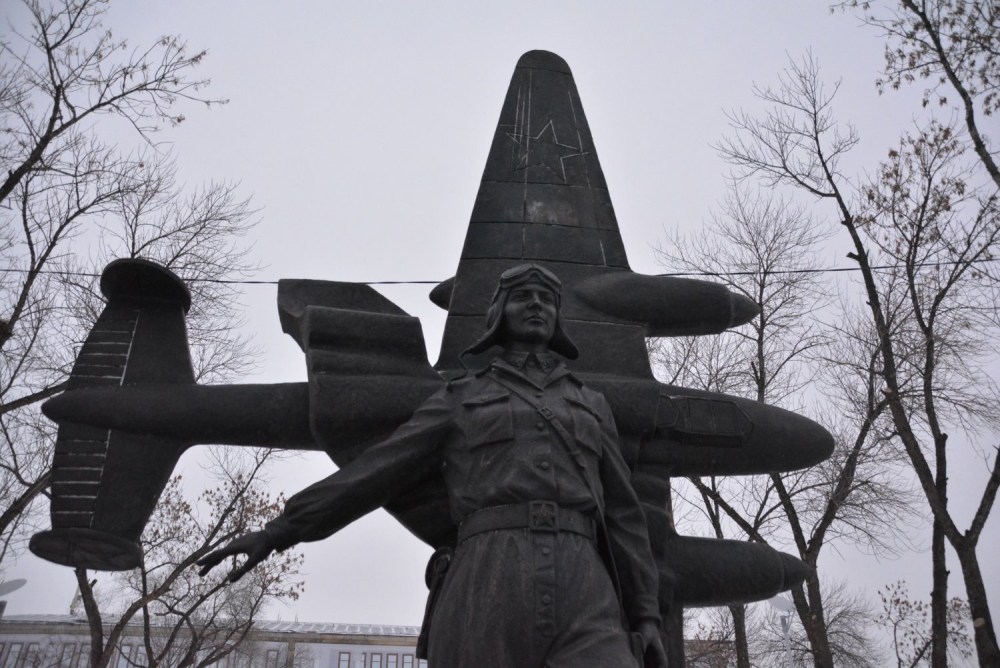 Памятник Расковой в Энгельсе