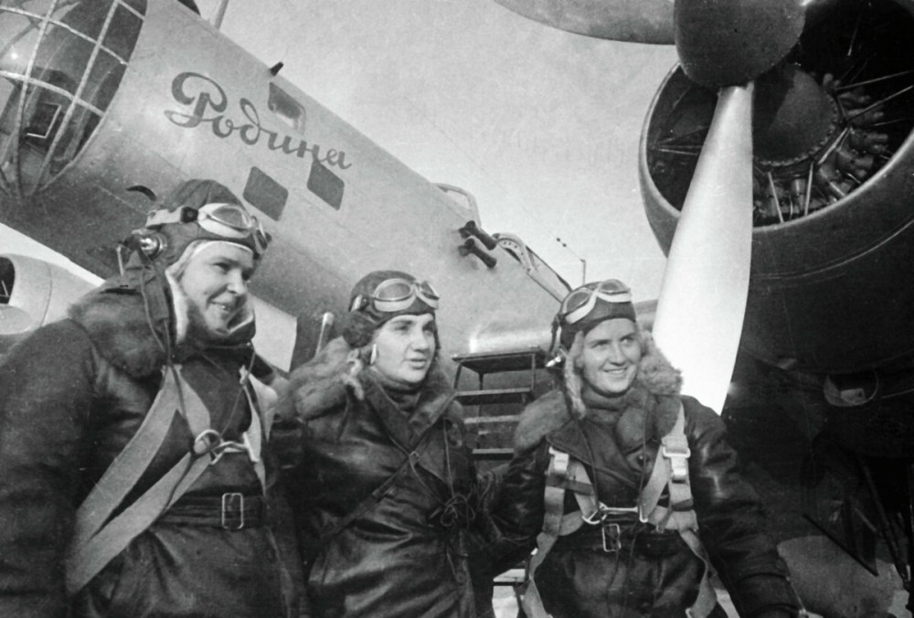 Летчицы Валентина Гризодубова, Полина Осипенко, Марина Раскова
