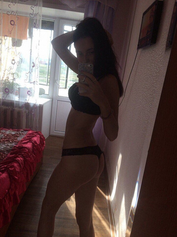 Daisy Watts в платье