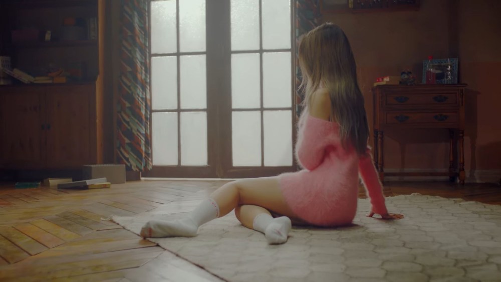 Дженни из BLACKPINK playing with Fire