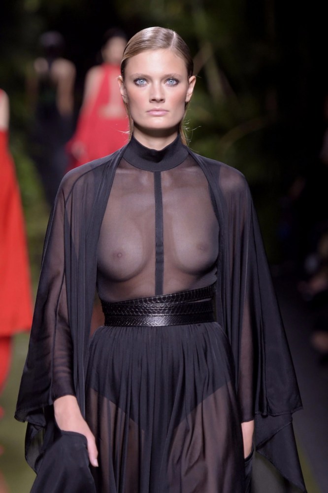 Прозрачная туника на голое тело