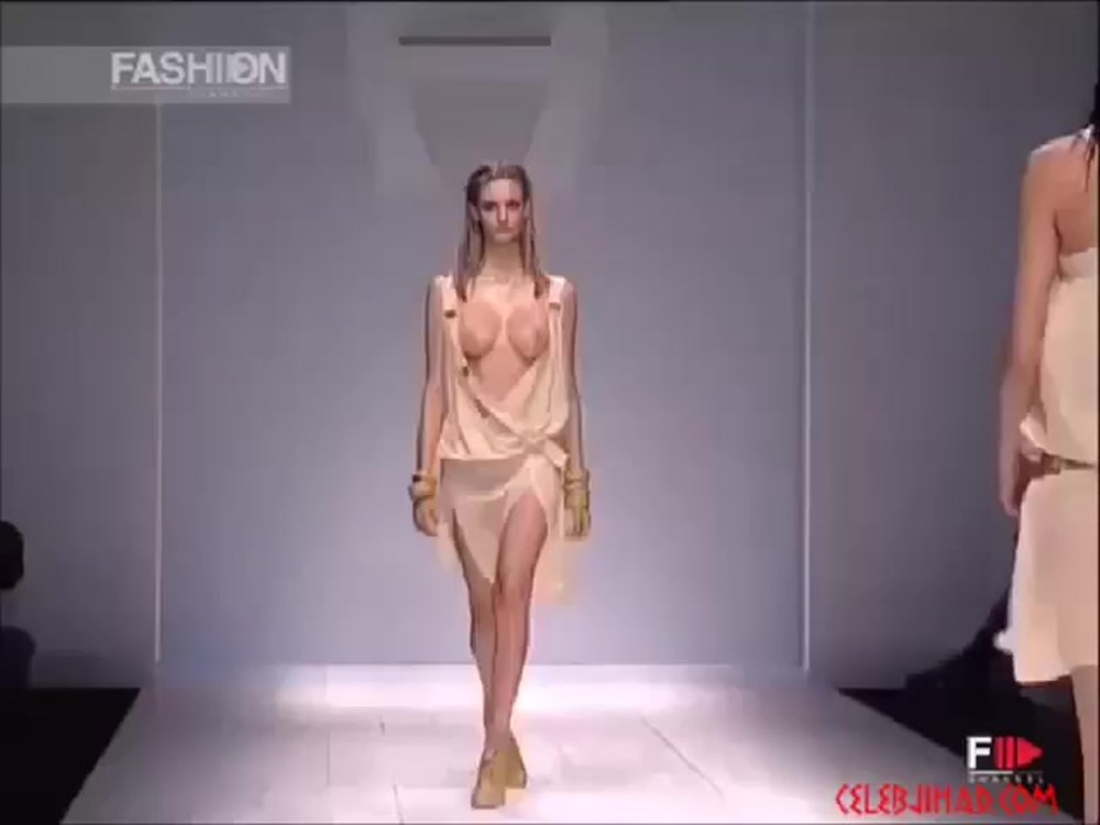 Alejandra Guilmant титьки подиум