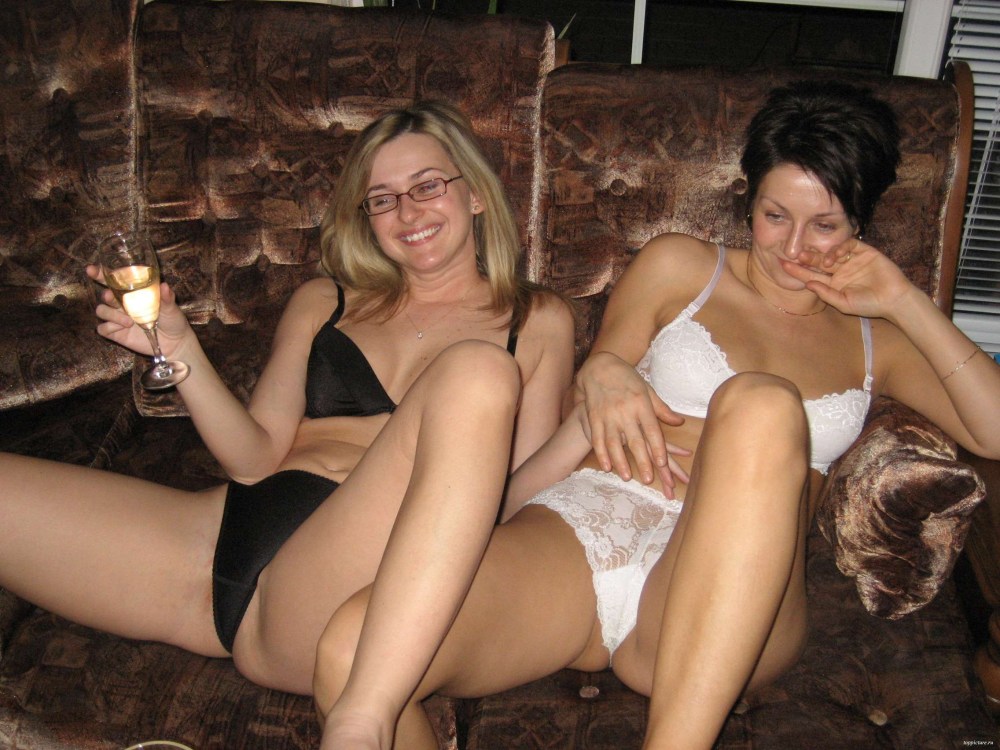 Взрослые женщины развлекаются