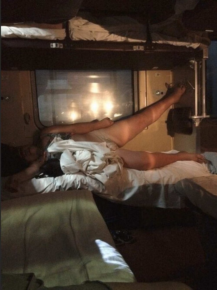 Спит в поезде