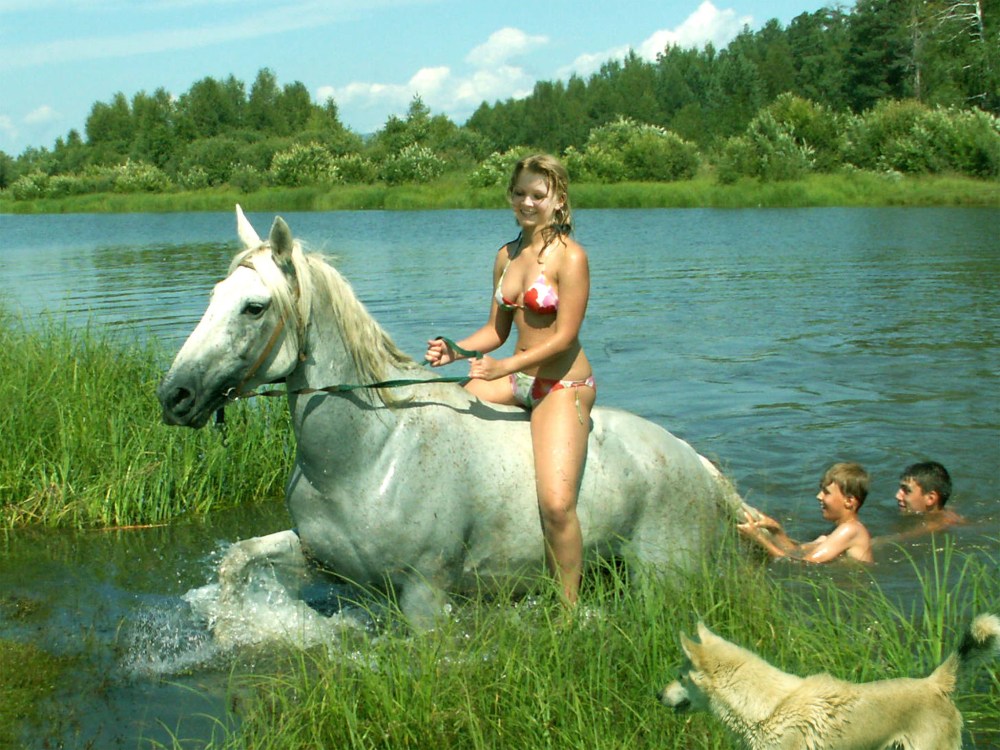 Фотосессия с конем в речке