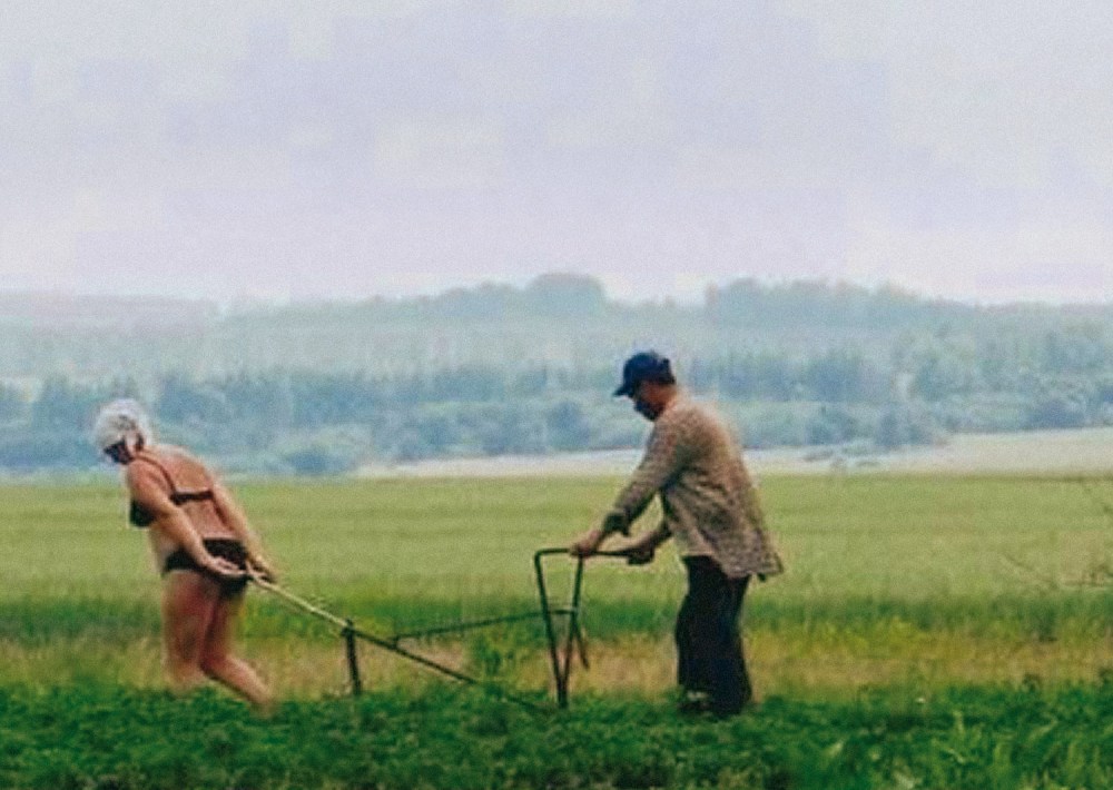 Женщины запряженные в плуг