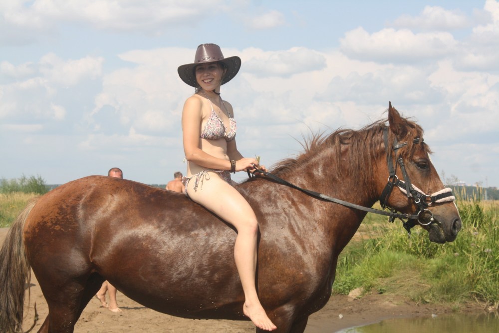 Женщина на лошади без седла