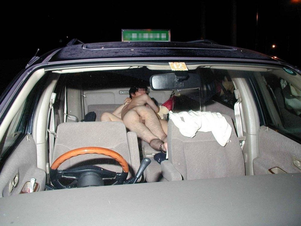 Голая киска под юбкой в автобусе